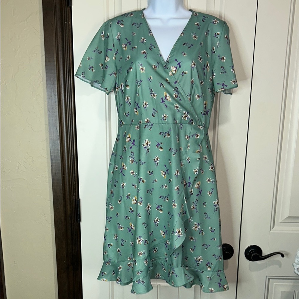 New Davi & Dani Floral Wrap Dress small